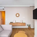 Spacious 2br - Modern Design Apartment *
