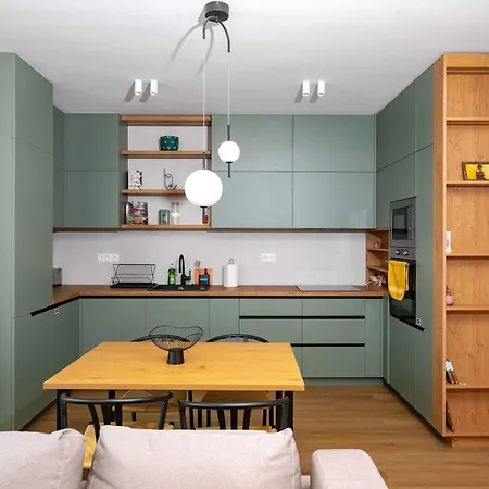 Spacious 2br - Modern Design Apartment *
